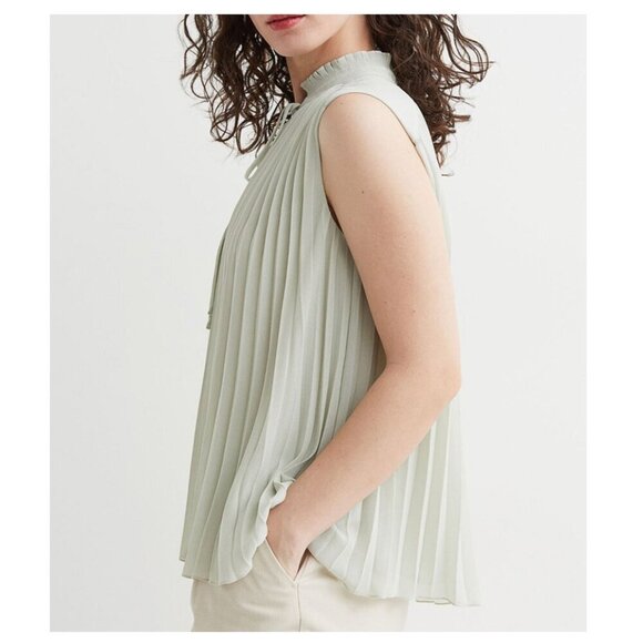 H&M pleated sleeveless blouse in light sage green - Picture 3 of 8